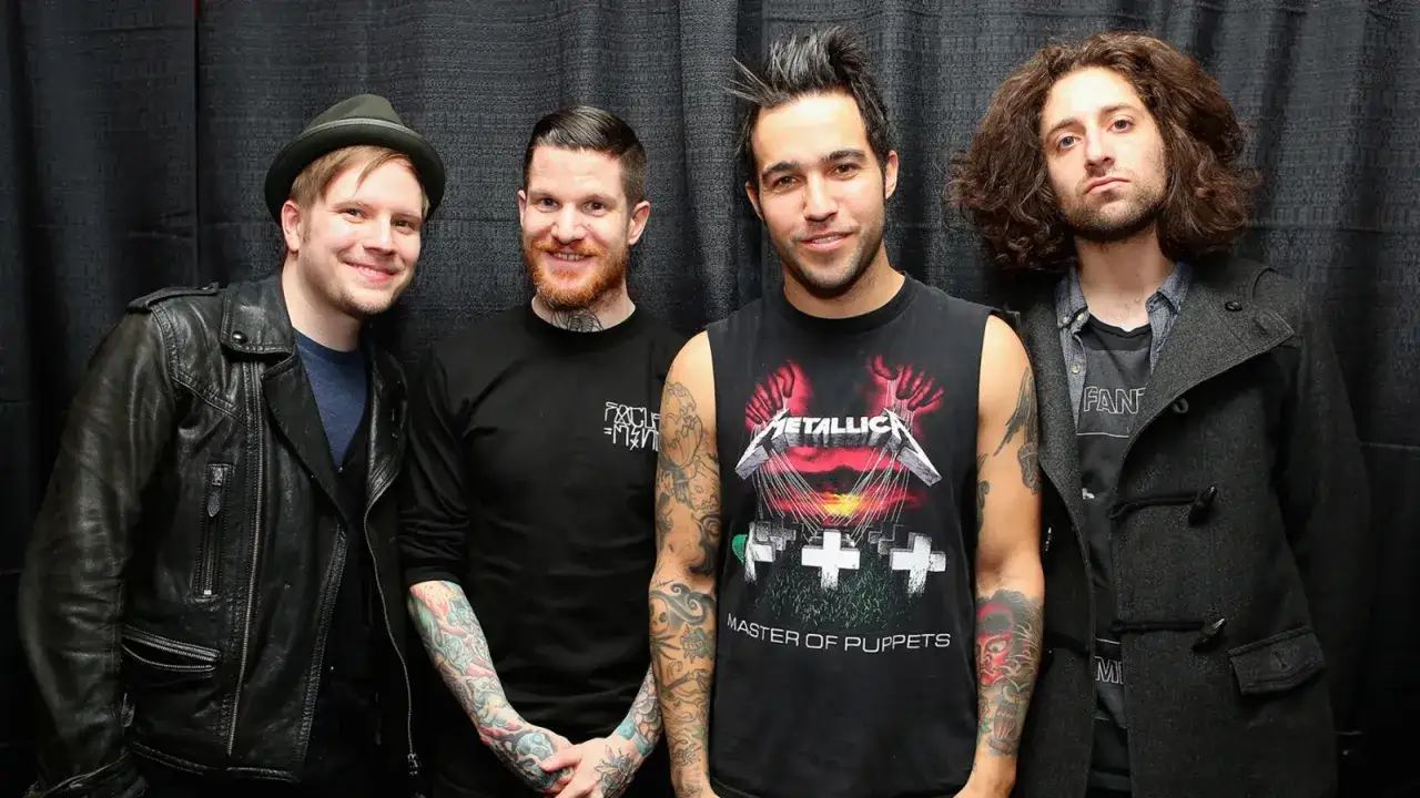 Członkowie zespołu Fall Out Boy w Polsce: Patrick Stump w skórzanej kurtce, Joe Trohman, Pete Wentz w koszulce Metalliki i Andy Hurley.