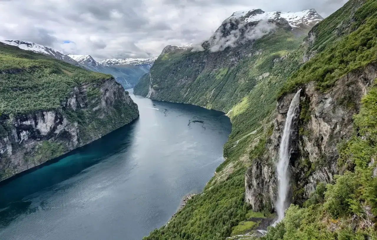 Cascades majestueuses tombant dans un fjord norvégien, un paysage qui fait rêver du plus beau voyage du monde.