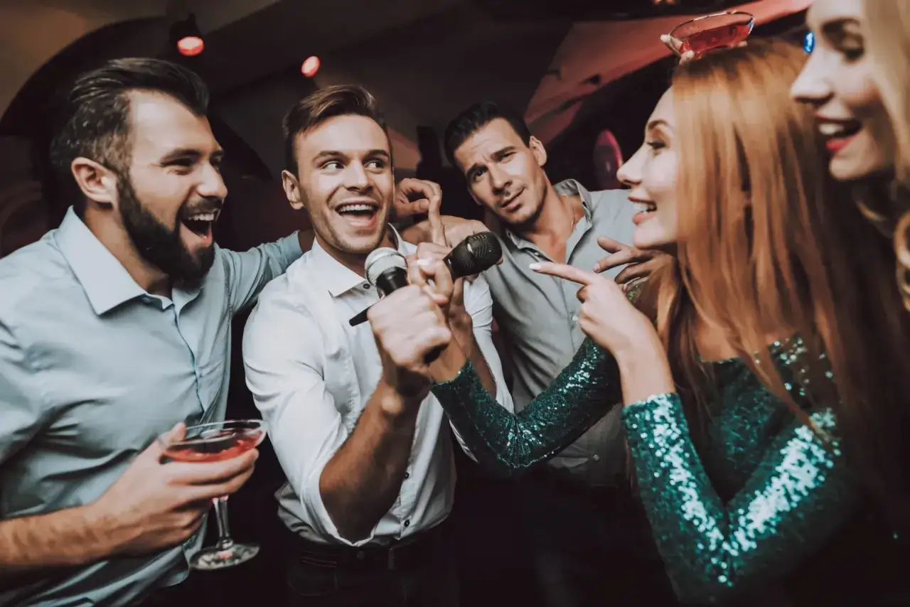 Świetne pomysły na kawalerski: śpiewanie karaoke, drinki i dobra zabawa w gronie przyjaciół.