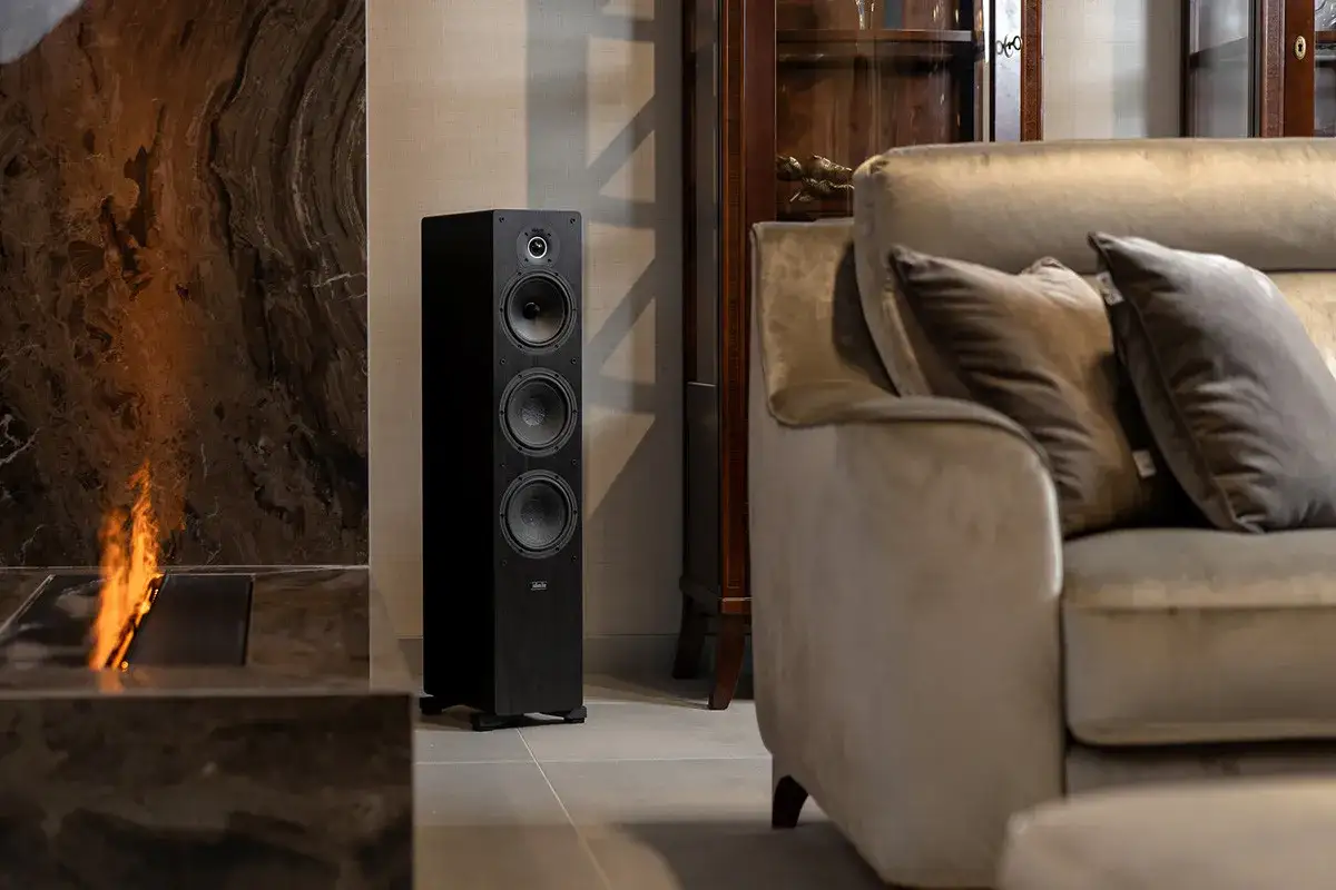 Elegancki głośnik Indiana Line Tesi 661 w stylowym wnętrzu z kominkiem i sofą. Idealny do testów audio.