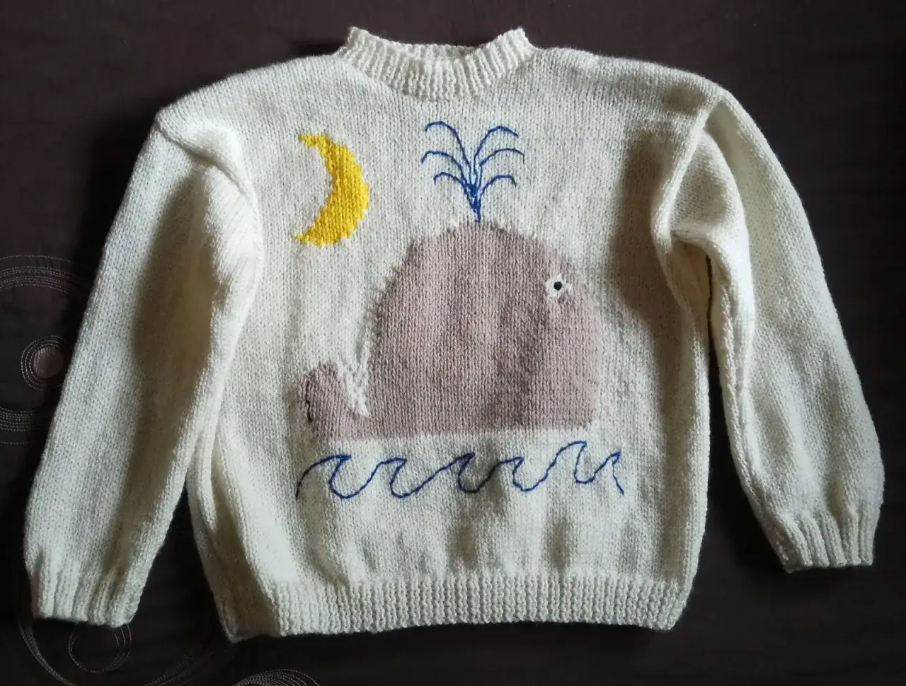 Patr&oacute;n jersey punto ni&ntilde;o 4 a&ntilde;os: un dulce jersey blanco tejido a mano con un ballena rosa, luna amarilla y olas azules.