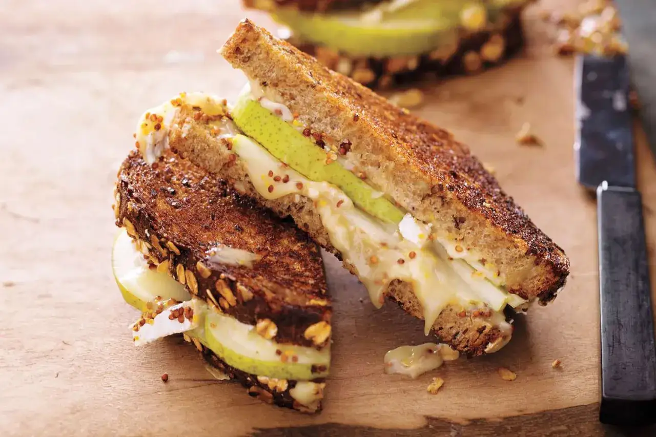En gyllene grillostmacka med päron och senapsfrön. Ett perfekt grillost recept för en snabb och god lunch.