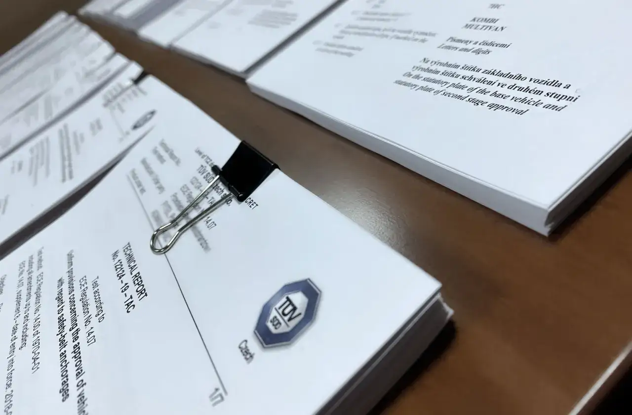 Dokumentacja techniczna z logo TÜV SÜD, potwierdzająca homologację pojazdu.