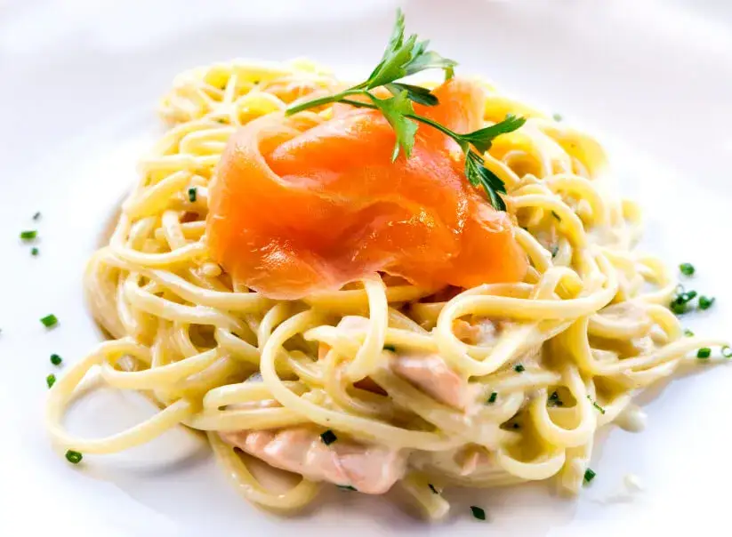 diferentes platos de pasta con salmón ahumado y fresco