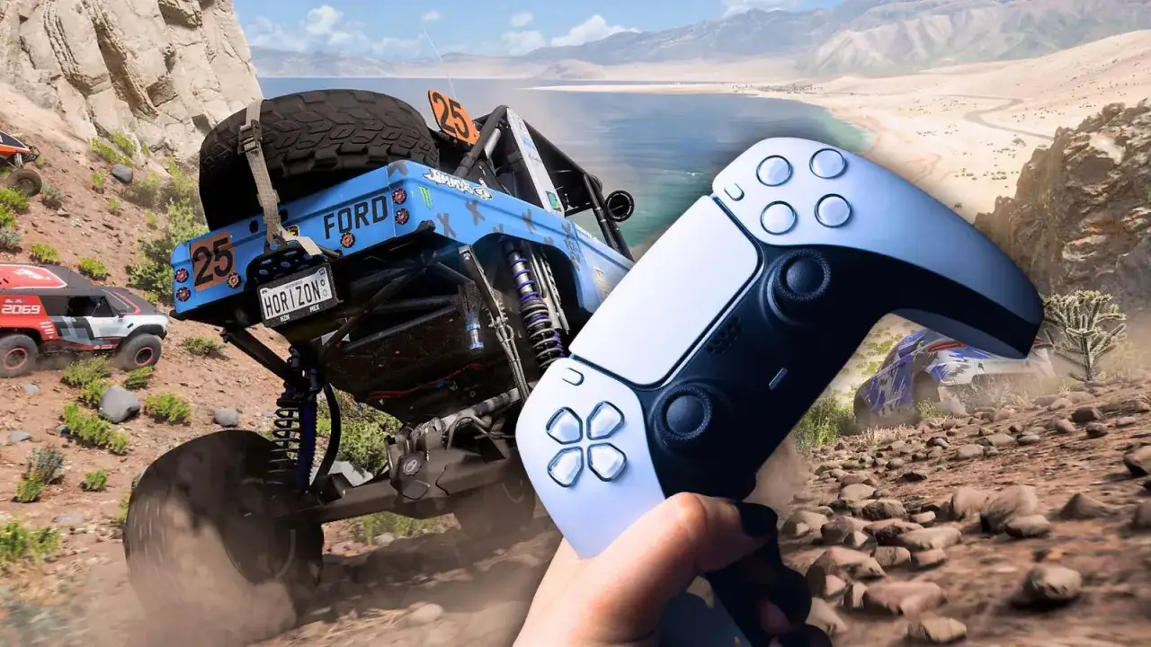 Ręka trzymająca kontroler PlayStation 5, gotowa do gry w Forza Horizon 5 na pustynnych trasach Meksyku.