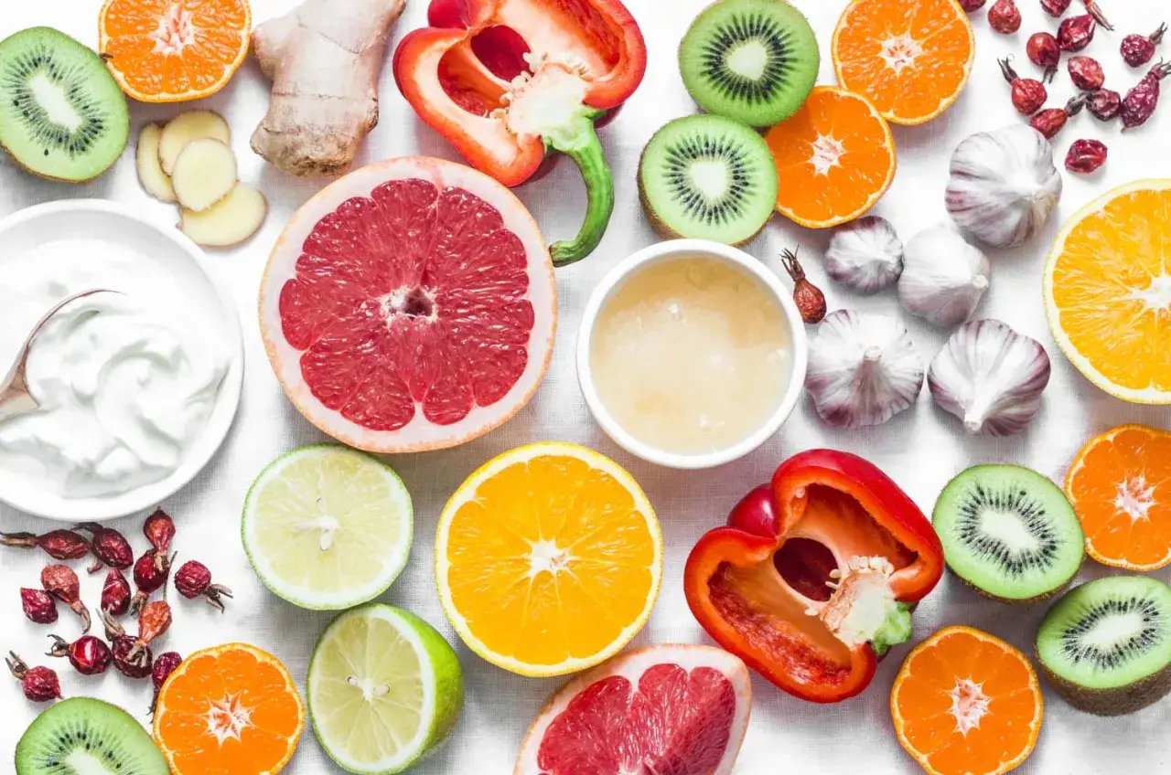 Frutta, verdura, aglio, zenzero e miele: ingredienti naturali per come aumentare le difese immunitarie.
