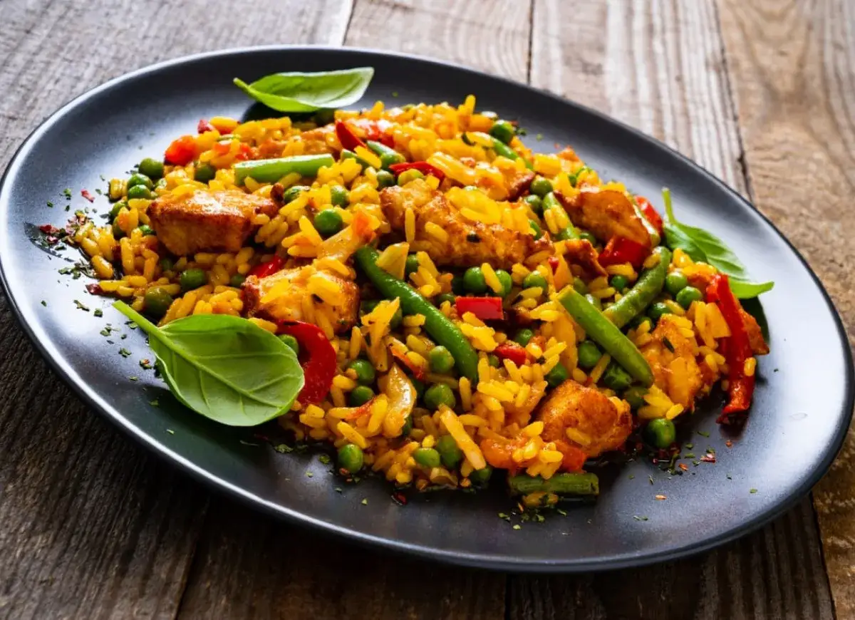 Kolorowy ryż z kurczakiem, groszkiem i fasolką szparagową &ndash; idealny pomysł, z czym można jeść ryż na szybko.