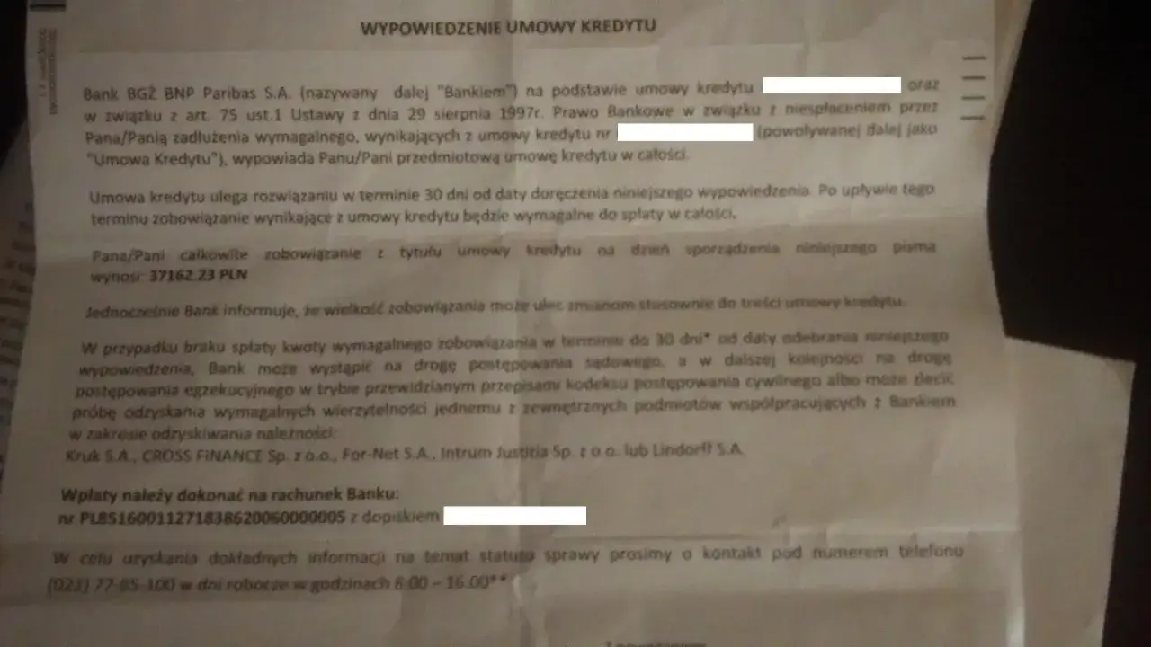 Bank wypowiada umowę kredytu z powodu niespłacenia zadłużenia. Całkowite zobowiązanie wynosi 37162,23 PLN.