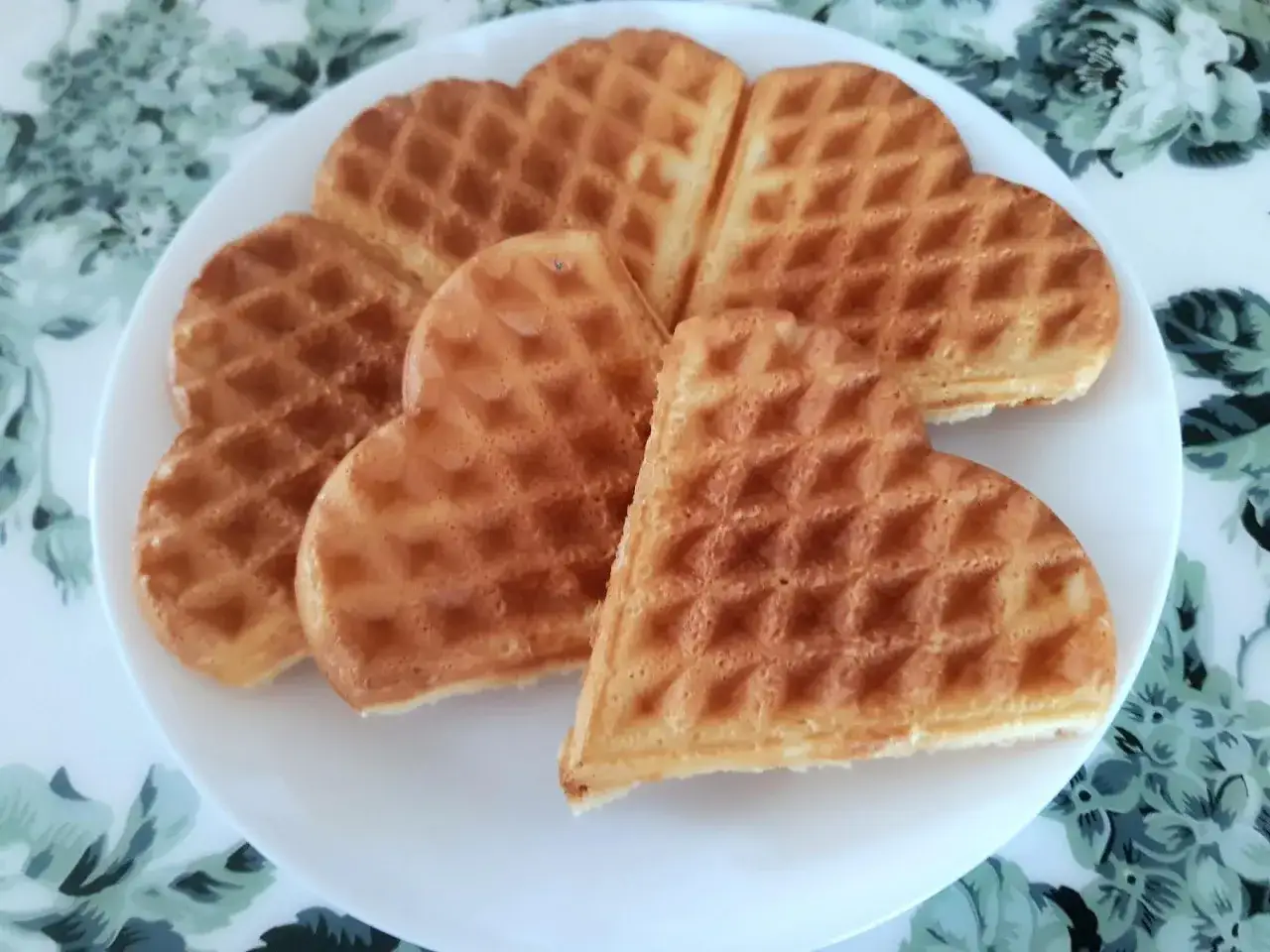 Słodkie serduszka z gofrów, idealne na śniadanie. Prosty przepis na ciasto na gofry znajdziesz w internecie.