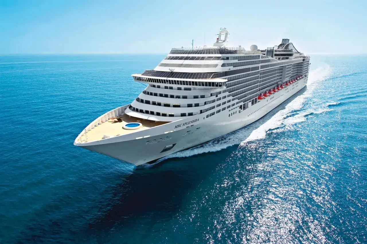 MSC Splendida solca il mare blu. Prenota la tua crociera con MSC cancellazione gratuita e parti senza pensieri.