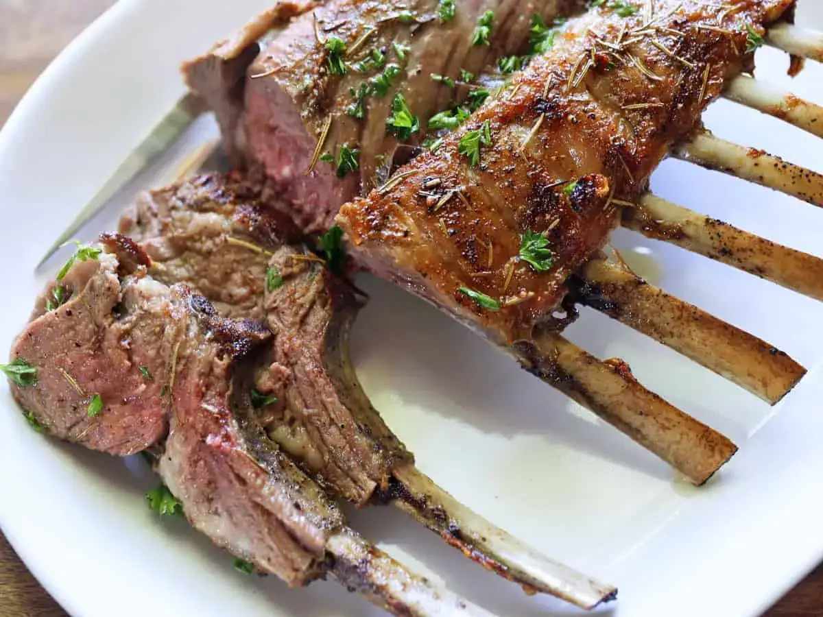 A perfectly cooked roast lamb recipe, with tender meat and crispy bones, seasoned with herbs.