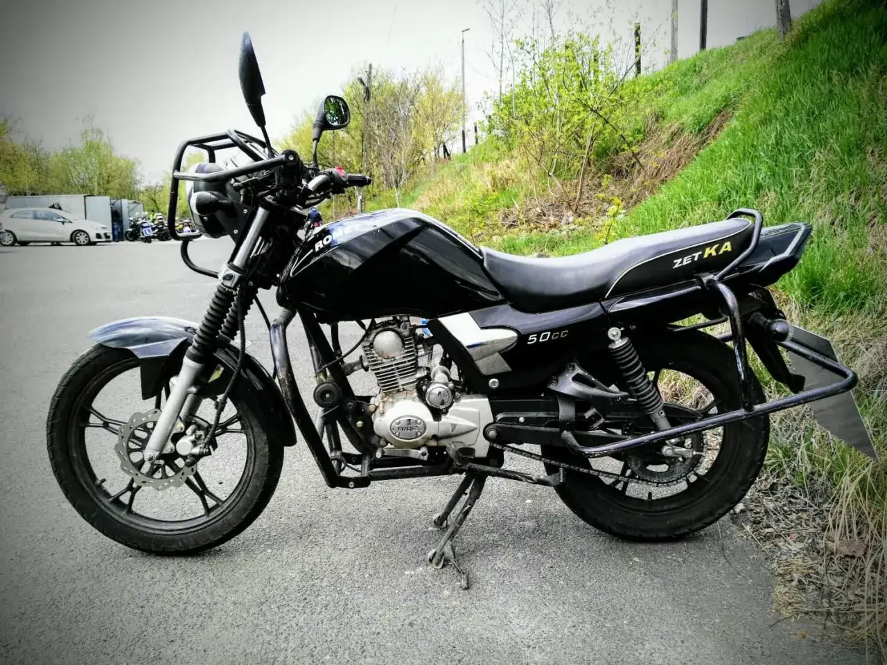Czarny motocykl 50cc, idealny na pierwsze prawo jazdy dla 14 latka. ZETKA gotowa na przygodę!