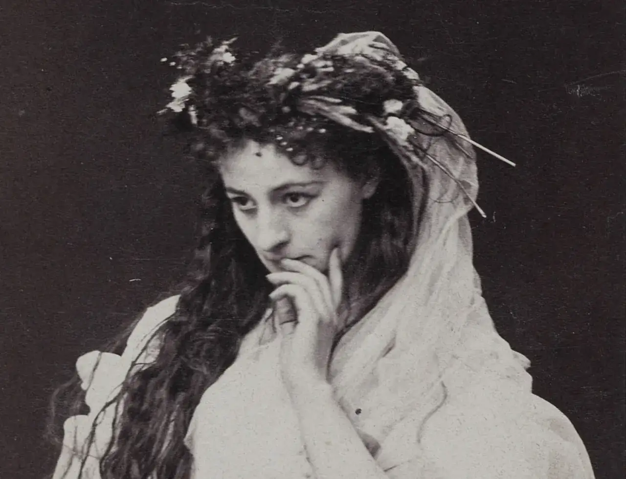 Portret Heleny Modrzejewskiej, ikony teatru, w wianku z kwiatów. Jej biografia to historia wielkiej kariery.
