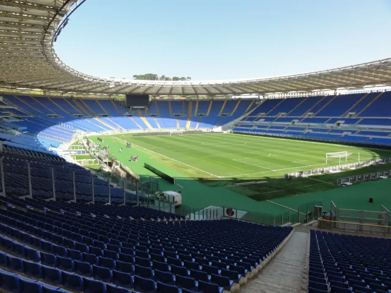 Puste trybuny stadionu Lazio czekają na kibiców. Piękne, zielone boisko z bramkami lśni w słońcu.
