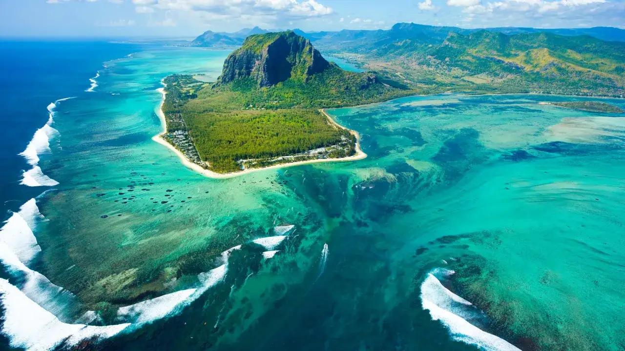 Widok z lotu ptaka na turkusową lagunę i górę Le Morne Brabant na Mauritiusie. Zastanawiasz się, mauritius ile trwa lot?