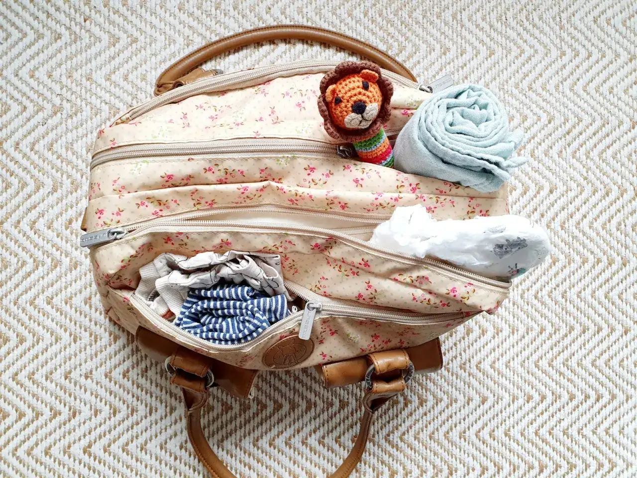 Eltern packen Wickeltasche f&uuml;r Ausflug