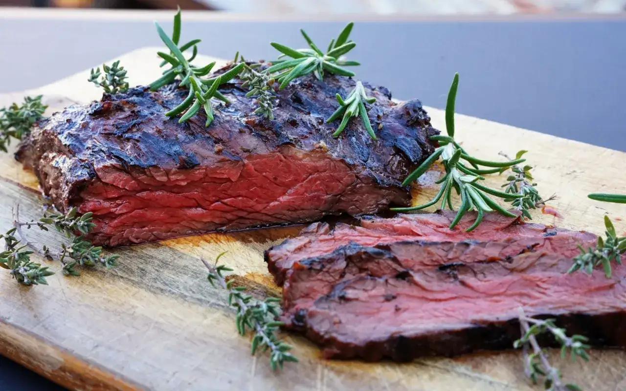 Saftiges, gegrilltes Steak mit Rosmarin und Thymian, perfekt für eine köstliche Steak Marinade.