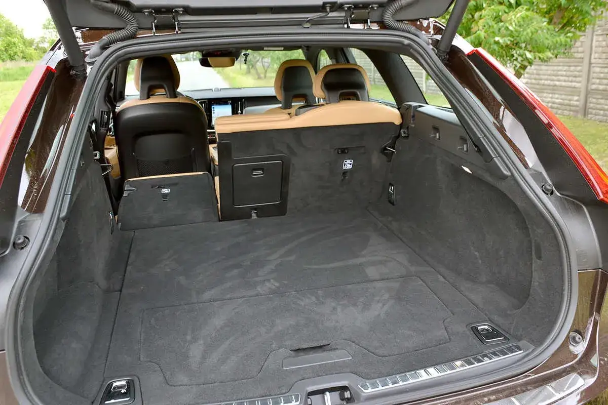 Pusta przestrzeń bagażowa Volvo v90, gotowa na podróż.
