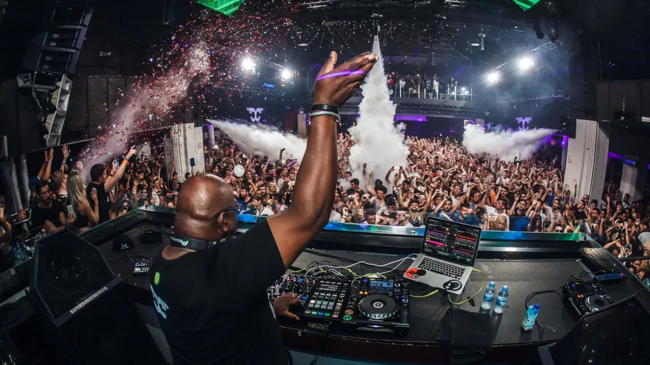 DJ con folla in delirio e coriandoli al Space Ibiza, un'icona della nightlife chiusa per sempre.