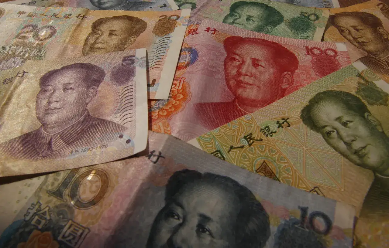 Chińskie banknoty: 10, 20, 50, 100 juanów. Na każdym wizerunek Mao Zedonga. To jest rmb, czyli renminbi.
