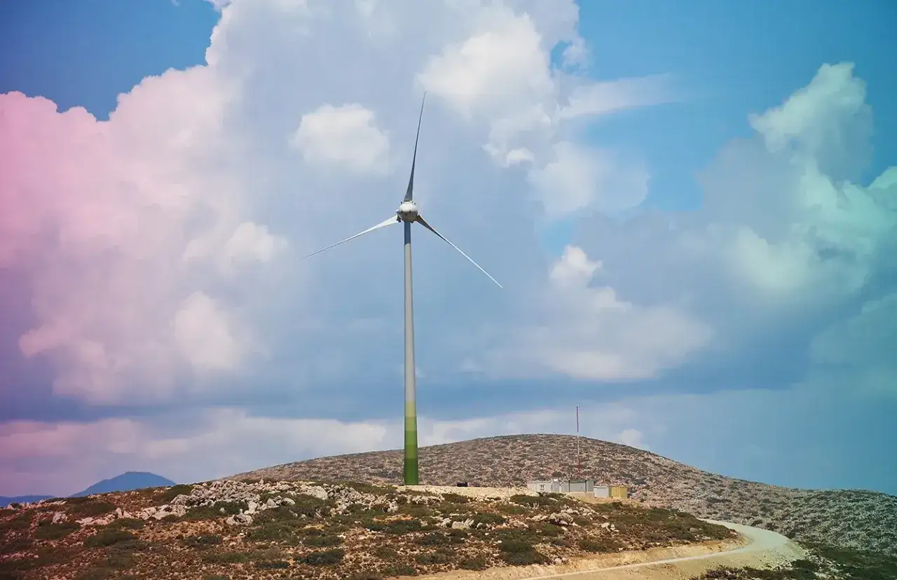 Windrad auf einem Hügel in Griechenland, ein Symbol für erneuerbare Energien.