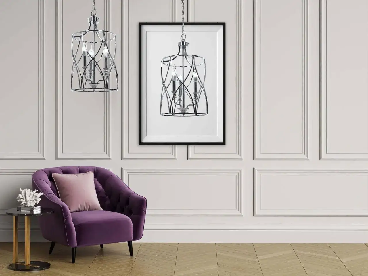 Elegancka lampa chrom sufitowa w klatce, wisząca nad fioletowym fotelem.