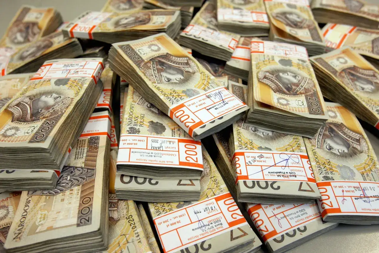 Stosy banknotów 200 zł. Czy to odpowiedź na pytanie, dlaczego zwycięzcy Eurojackpot z małych miast w Polsce najszybciej bankrutują?