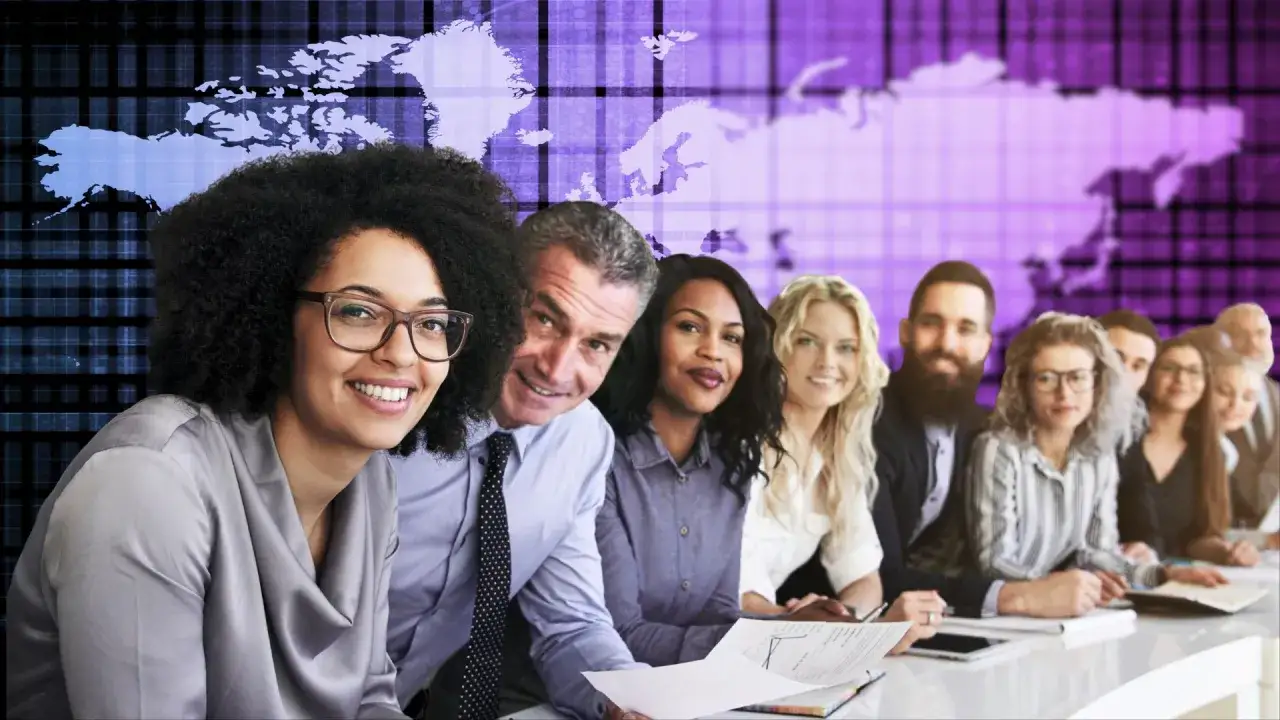 Ein diverses Team lächelt in die Kamera, im Hintergrund eine Weltkarte. Perfekt für den **bachelor international management**.