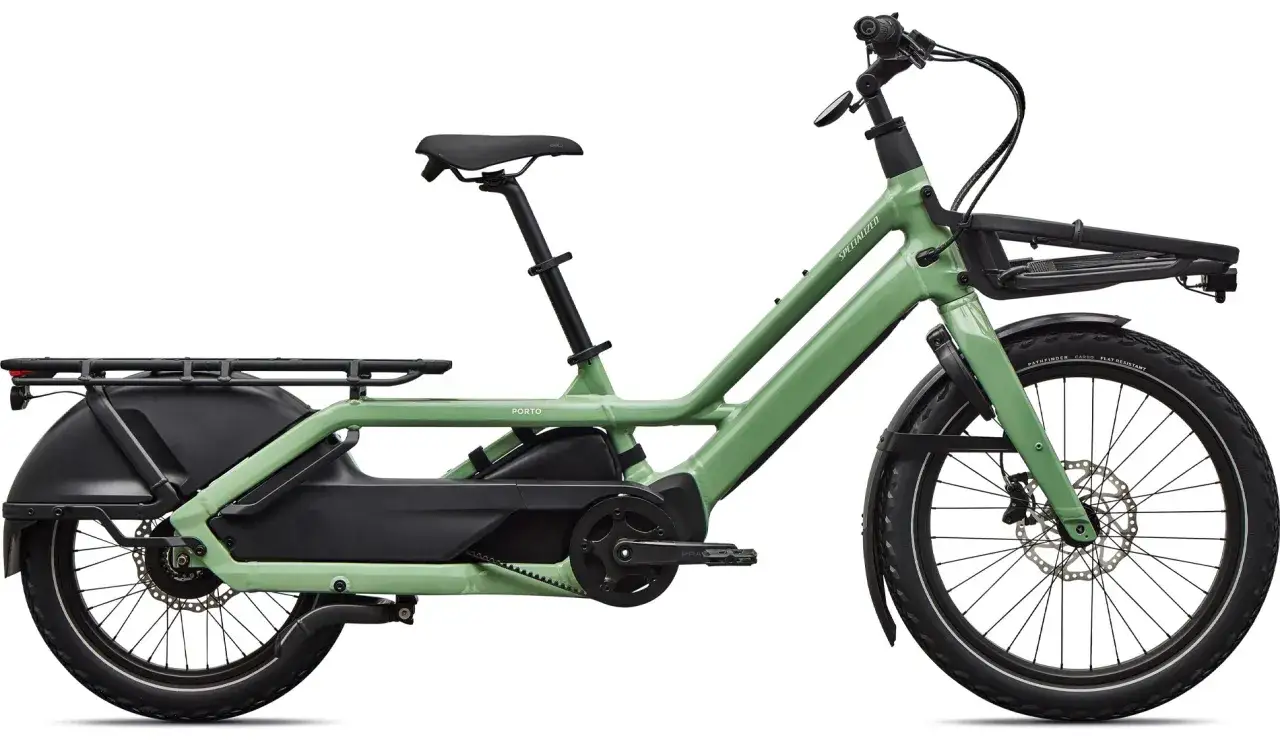 Zielony rower cargo z bagażnikiem z przodu i z tyłu, jeden z rodzajów rowerów elektrycznych, idealny do przewożenia ładunków.