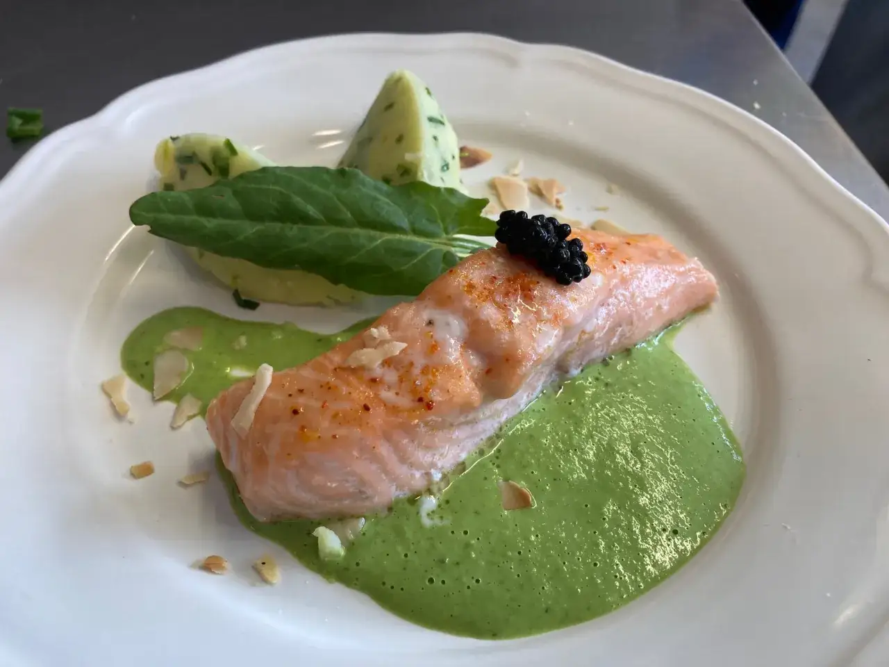 Filet de saumon poêlé, purée de pommes de terre, caviar et une onctueuse sauce à l'oseille.