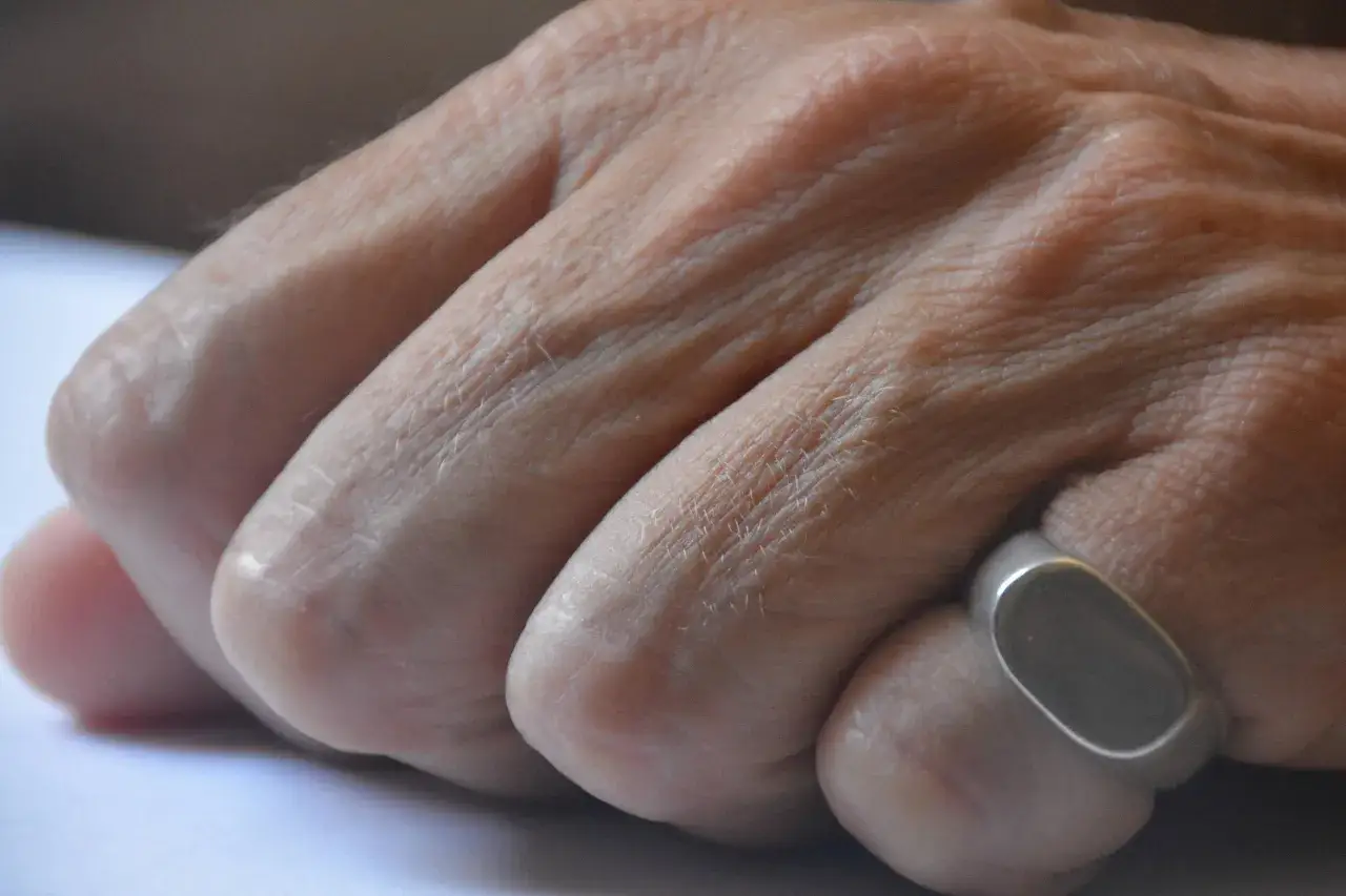 Un anillo en el meñique de un hombre, un detalle sutil que habla de estilo y personalidad.