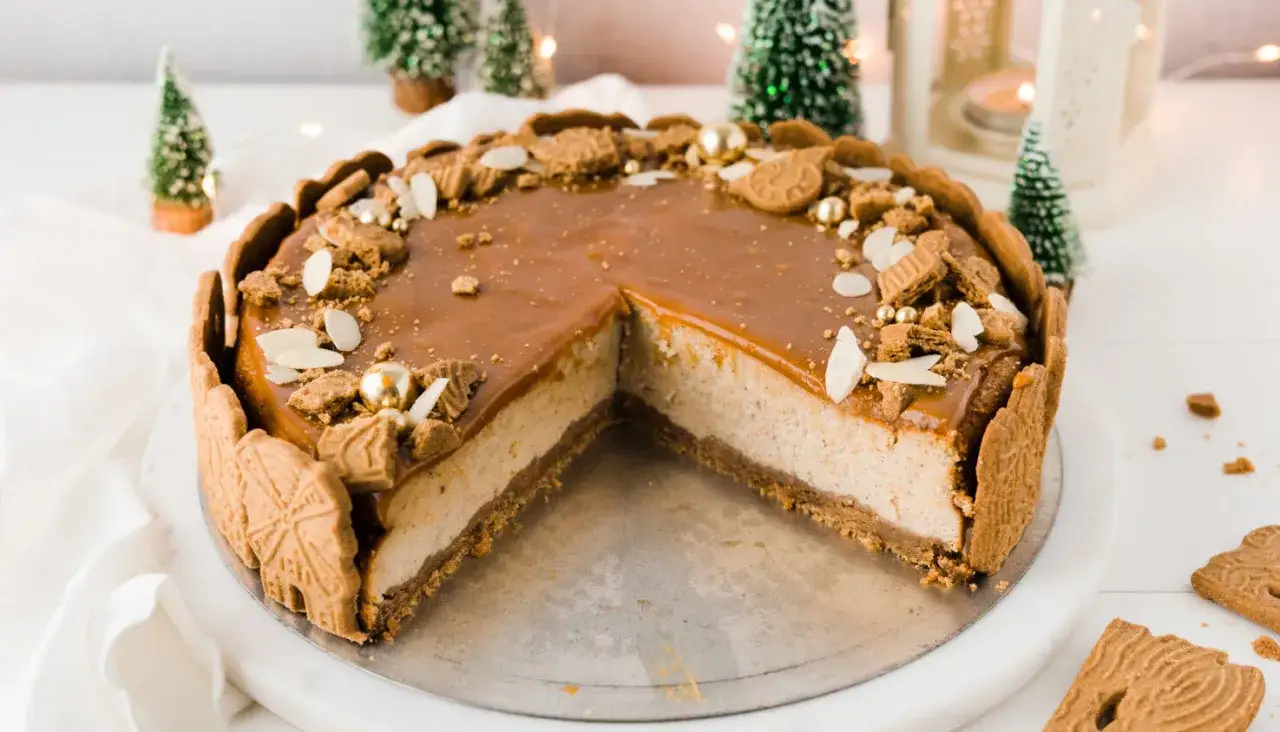 Ein köstlicher Biscoff Cheesecake mit Karamellglasur, verziert mit Kekskrümeln und Mandelsplittern. Perfekt für die Feiertage!
