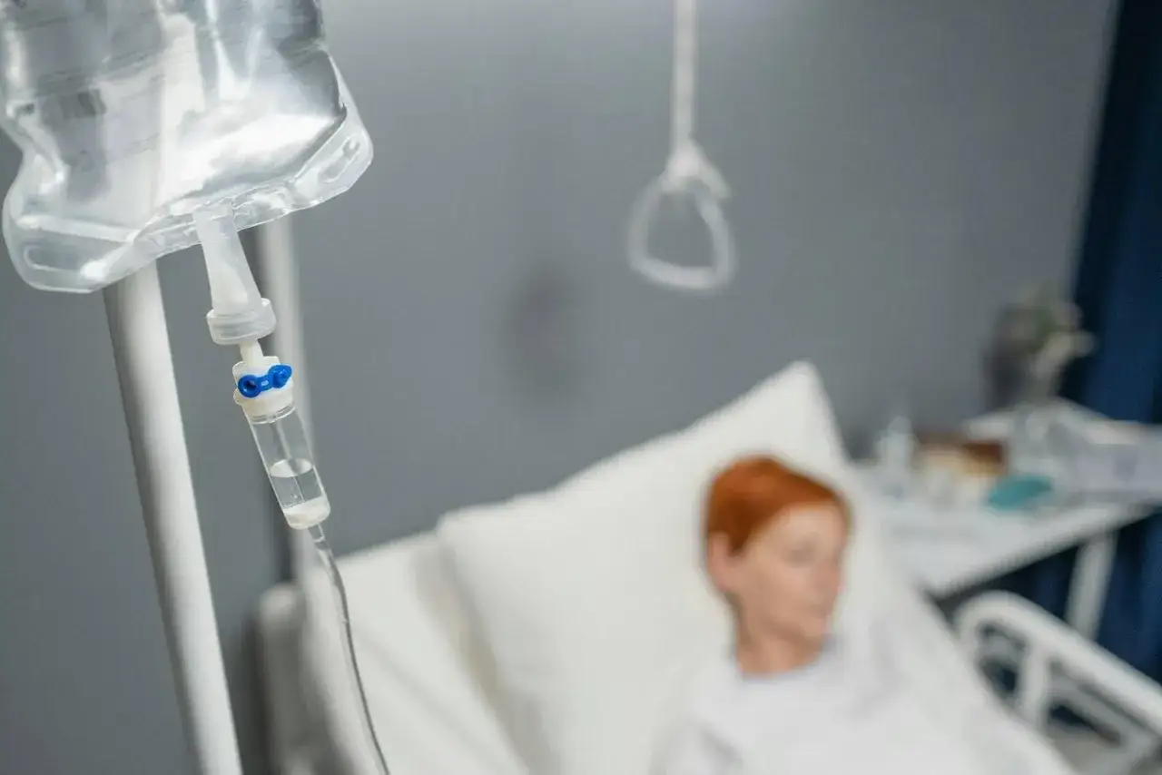 Kropl&oacute;wka w szpitalu. Pacjentka leży w ł&oacute;żku, zastanawiając się, jak długo można mieć cewnik.