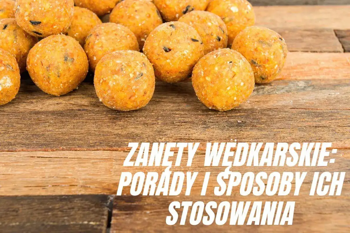 Kulki zanętowe na drewnianym tle. Dowiedz się, jak przygotować zanętę na ryby, aby łowić skuteczniej.