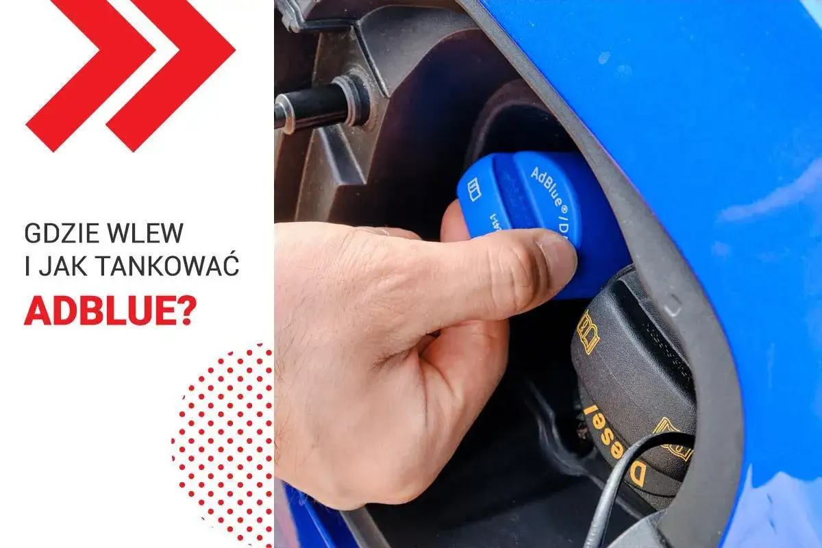 Dłoń odkręca niebieski korek AdBlue przy wlewie paliwa. Dowiedz się, gdzie zatankować AdBlue.