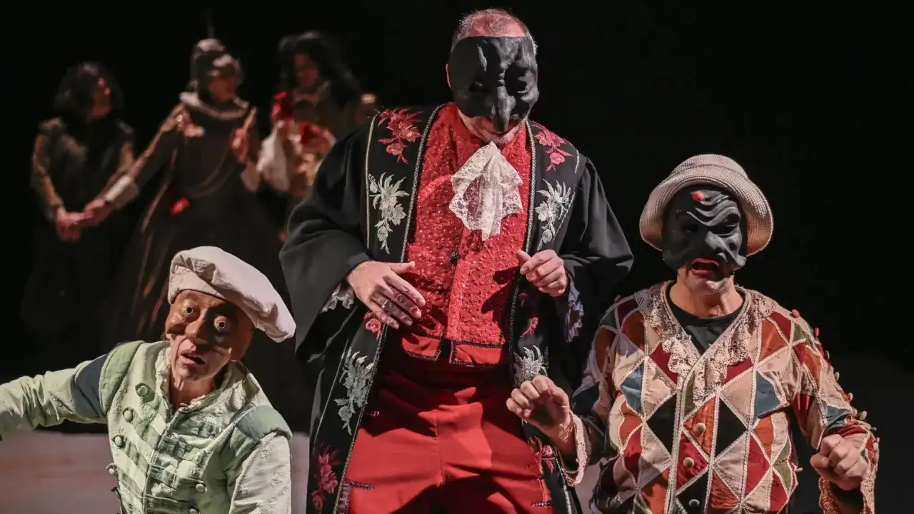 Actores con máscaras y trajes de época, como en el retablo de las maravillas resumen.