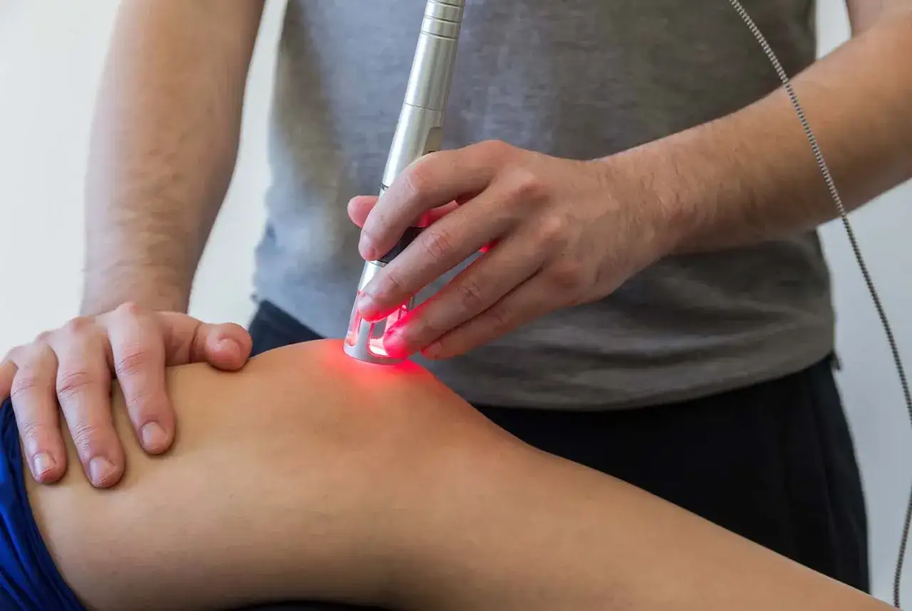 Terapia laserowa kolana pomaga w leczeniu gonartrozy, umożliwiając powr&oacute;t do aktywności, jak jazda na rowerze.