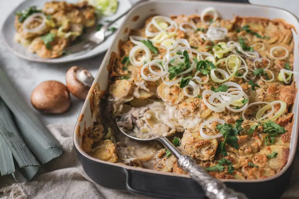 Herzhafte Kartoffel-Lauch-Auflauf-Rezepte mit Pilzen und Kräutern, frisch aus dem Ofen.