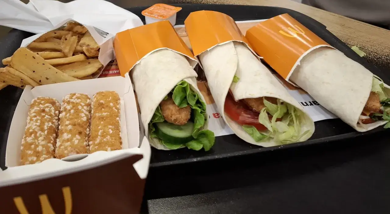Trzy mcwrap klasyczny kcal z frytkami i nuggetkami.