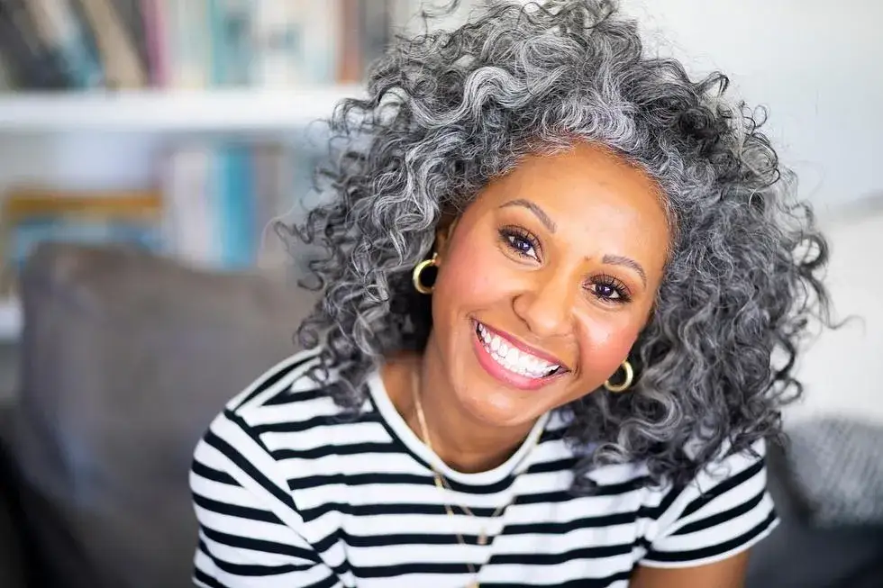 Zdjęcie Sanfter &Uuml;bergang zu grauen Haaren: Tipps f&uuml;r einen nat&uuml;rlichen Look