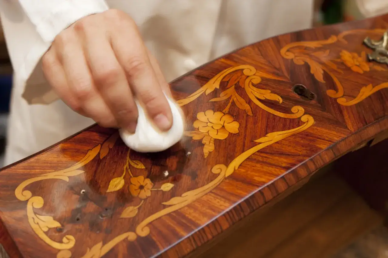 Maintenir un meuble ancien en bon &eacute;tat, enlever vernis sur bois sans poncer avec une &eacute;ponge douce.