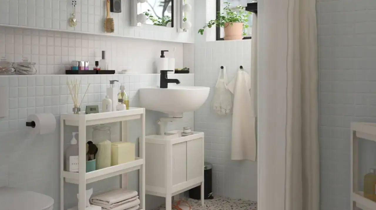 Une &eacute;tag&egrave;re roulante offre une astuce rangement petite salle de bain, organisant savons, serviettes et accessoires pr&egrave;s du lavabo.