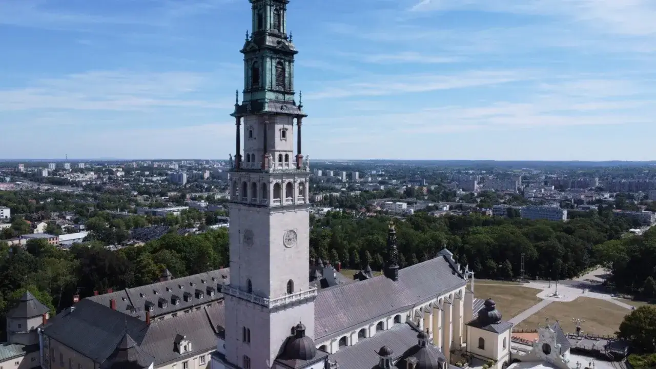 Jasna Góra w Częstochowie, widok z lotu ptaka na klasztor i panoramę miasta. Trasa pielgrzymkowa w pełnej krasie.