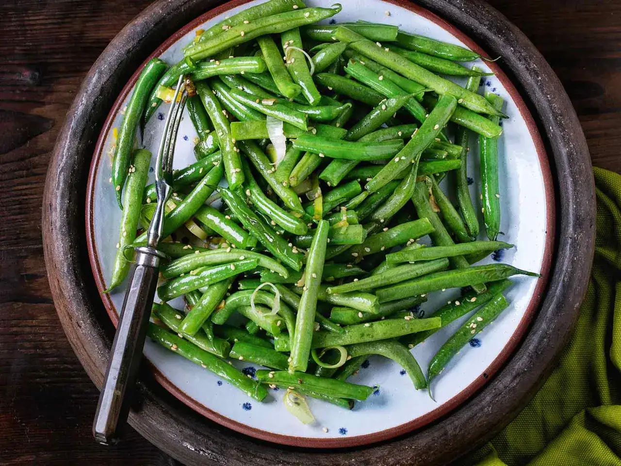 Haricots verts croquants, parfaits pour une recette facile et rapide. Saupoudrés de sésame, ils sont prêts à être dégustés.