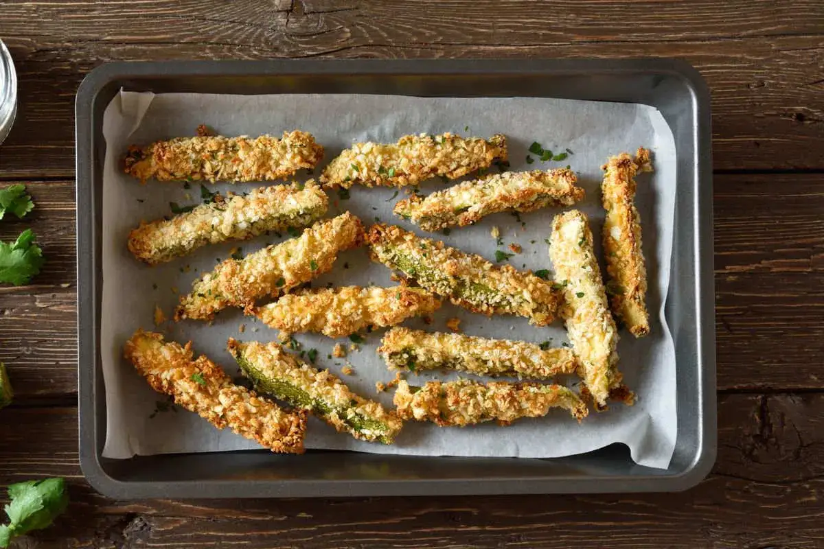 Bastoncini croccanti di porro al forno, dorati e profumati, pronti per essere gustati.