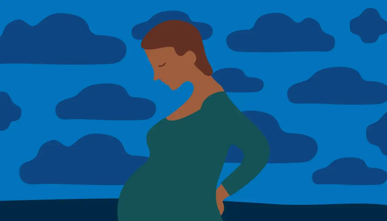 En gravid kvinna med ned&aring;tblickande &ouml;gon mot en bl&aring; himmel med m&ouml;rka moln. Hon h&aring;ller handen p&aring; magen, en p&aring;minnelse om utmaningar som hemorrojder efter graviditet.