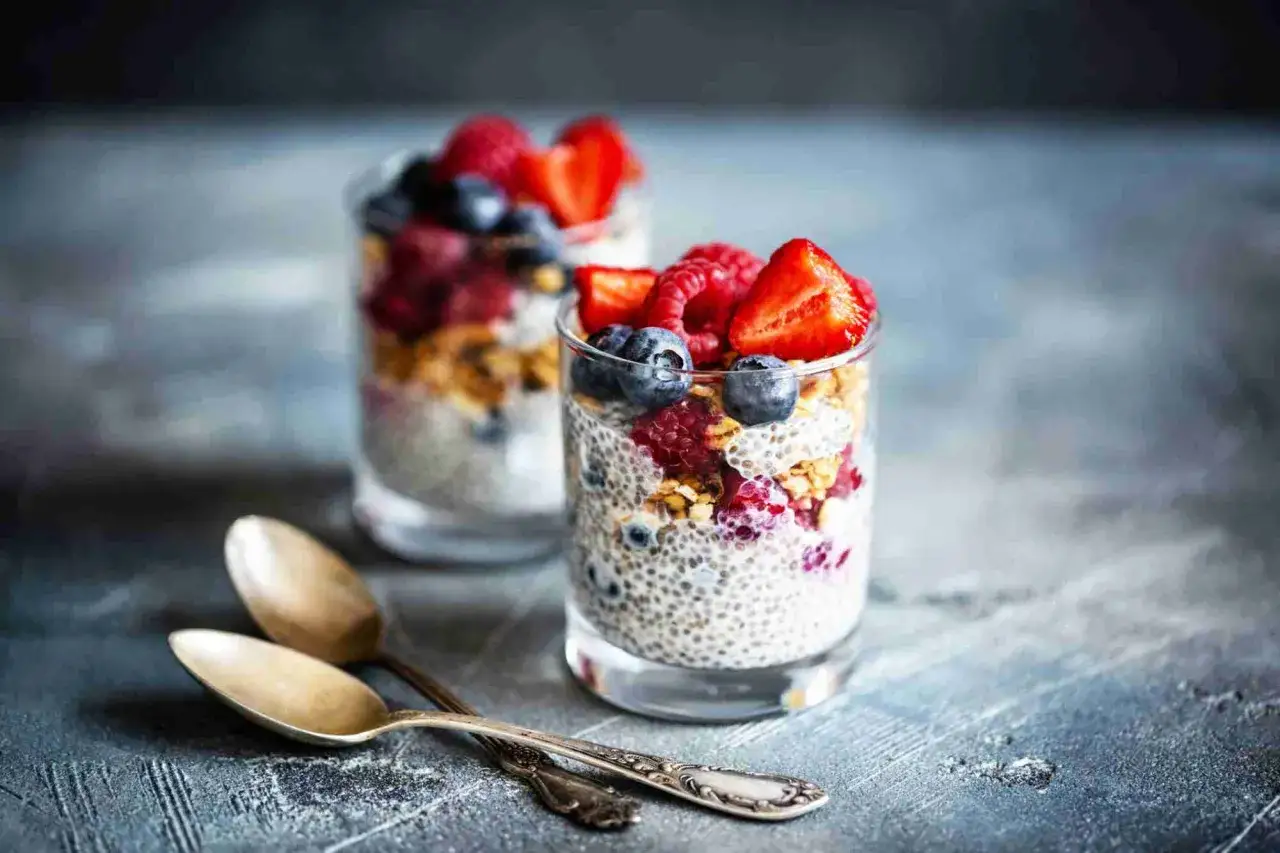 Délicieux desserts aux graines de chia, fruits rouges et granola. Un concentré de graine de chia bienfaits pour un petit-déjeuner sain.