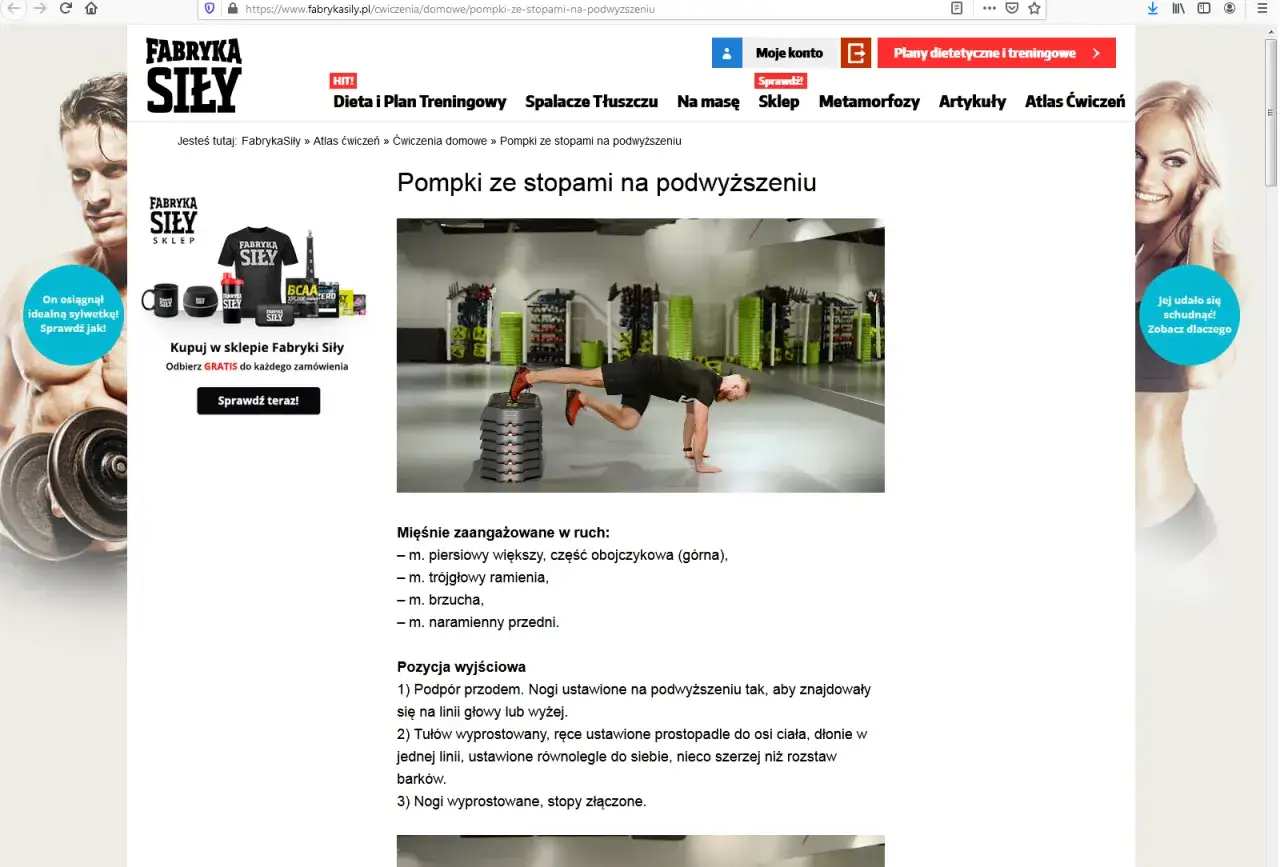 Mężczyzna wykonuje pompki z nogami na podwyższeniu. To jedno z ćwiczeń na brzuch, które angażuje też klatkę i ramiona.