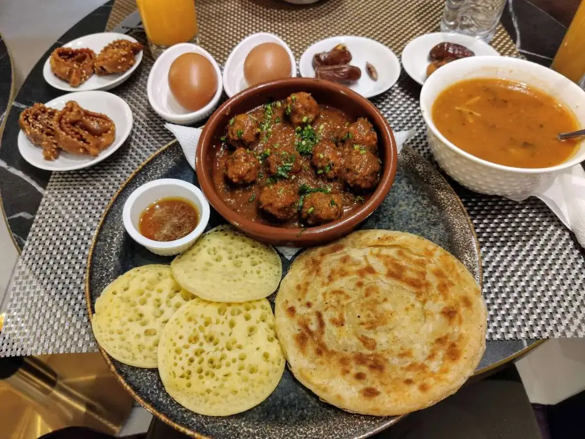Pyszne klopsiki w sosie, zupa, placki i daktyle. Idealne na iftar, gdy po zachodzie słońca można jeść. Ramadan czego nie wolno? Nic z tego!