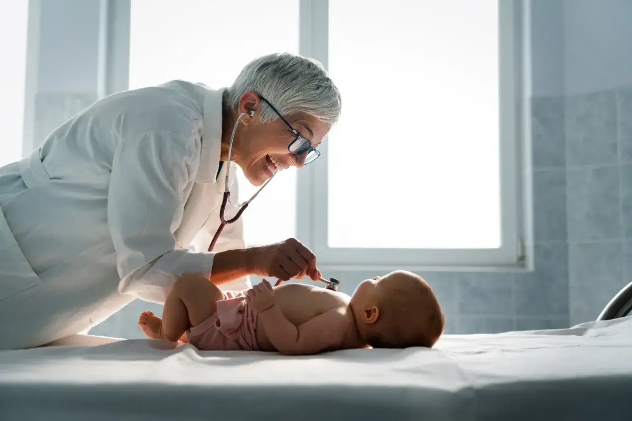 Neonatolog z noworodkiem